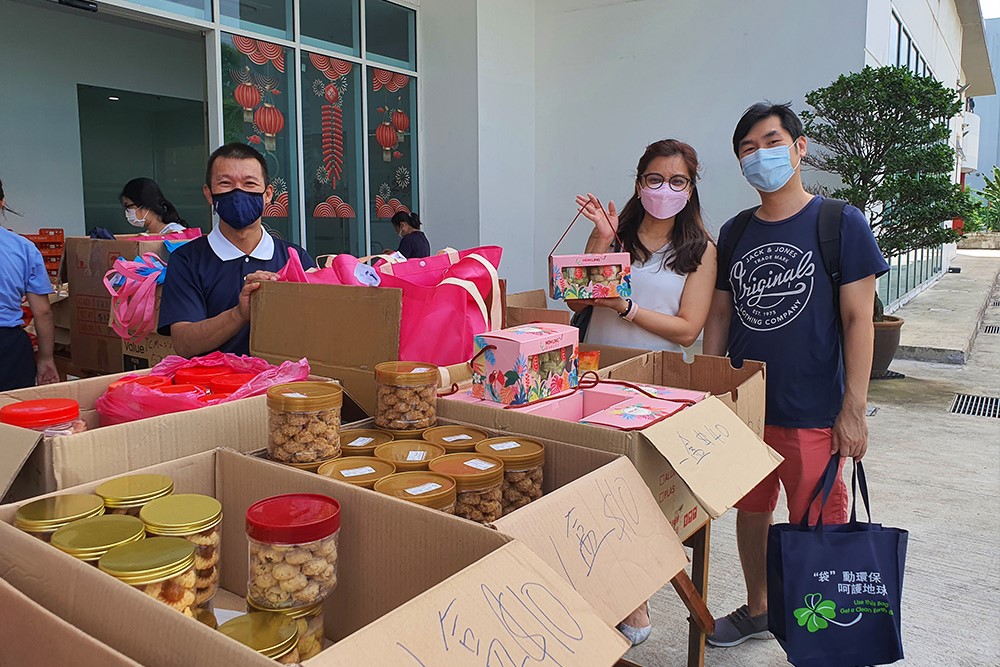 义卖筹备团队特别为忘了兑换固本的会众，临时在信隆食品有限公司设立摊位，让大家现场购买年货。（摄/ 曾美珍）