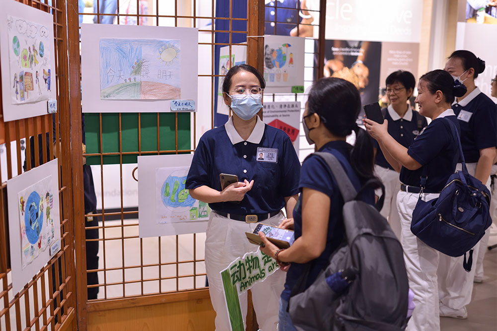 The Parent-Child Bonding Class Eco Art Exhibition encouraged parents to tap into their inner childlike innocence and instil a sense of environmental care within themselves. (Photo by Lai Tong Heng)