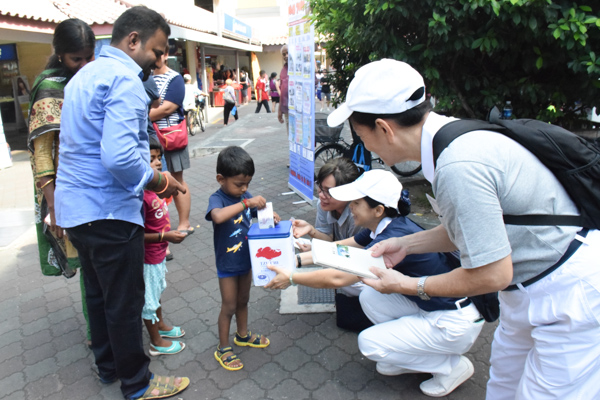 A Tzu Chi Donor Becomes a Street Fundraiser