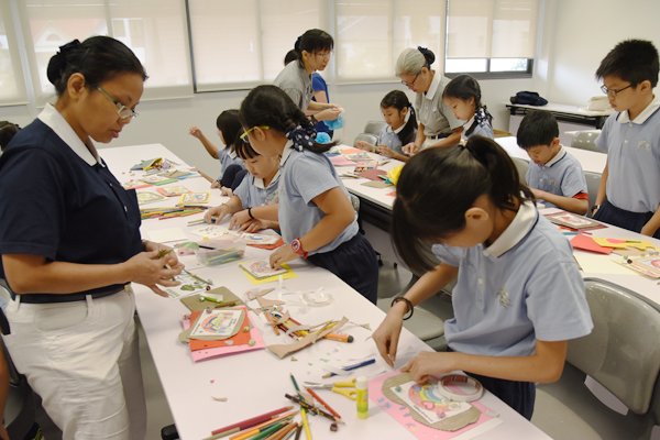 Students busily making handmade cards to express their appreciation for the help that volunteers had rendered during the year (Photo by Huang Ti Ying)