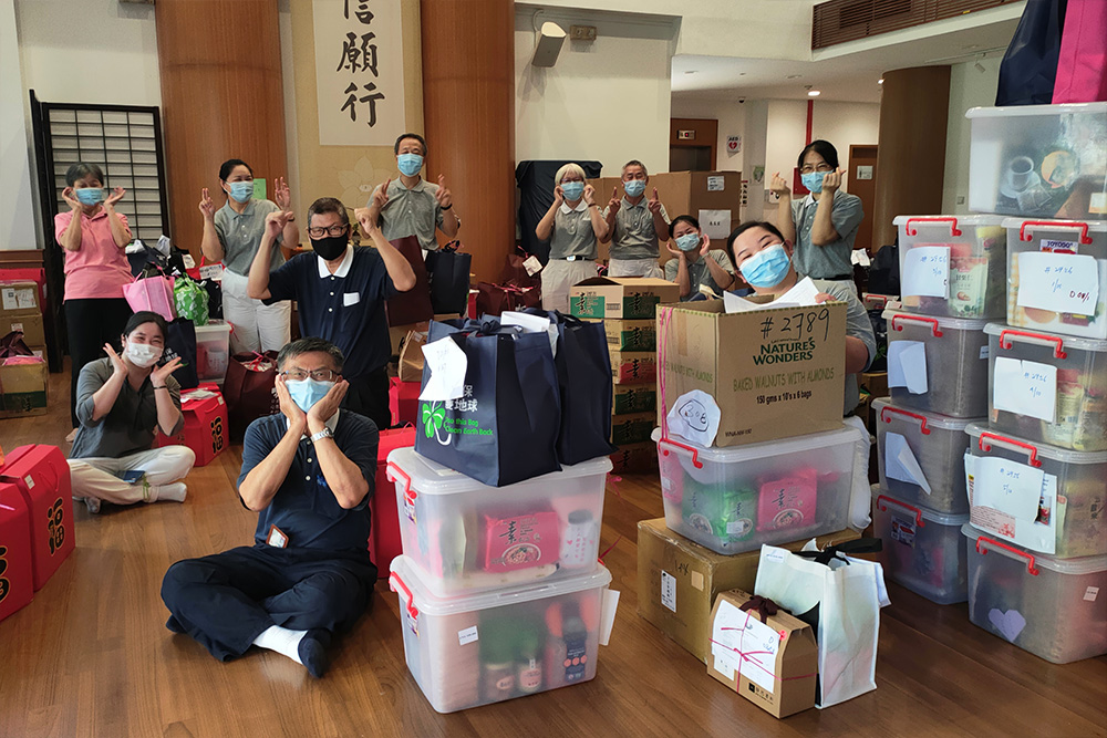志工在整理好年货福袋，欢喜地准备亲手送到会众府上。（摄/ 林翠莲）