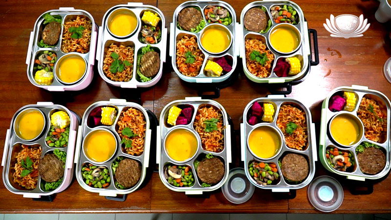 Volunteers prepare vegetarian bento for neighbourhood residents  